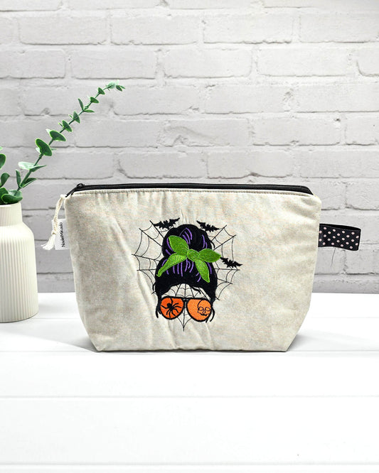 Handgefertigte Projekttasche Isvind S in Beige mit hochwertiger Halloween-Stickerei (Frauenkopf mit Messy Bun, Spinnennetz und Fledermäusen), kleine Strickzeugtasche - handgenäht in Bayern von Nadelmikado