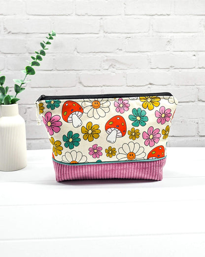 Handgemachte Projekttasche Isvind in Größe S mit bunten Retro-Pilzen und Blumen auf hellem Stoff und einem Taschenboden aus altrosa Breitcord. Handgenäht in Bayern von Nadelmikado