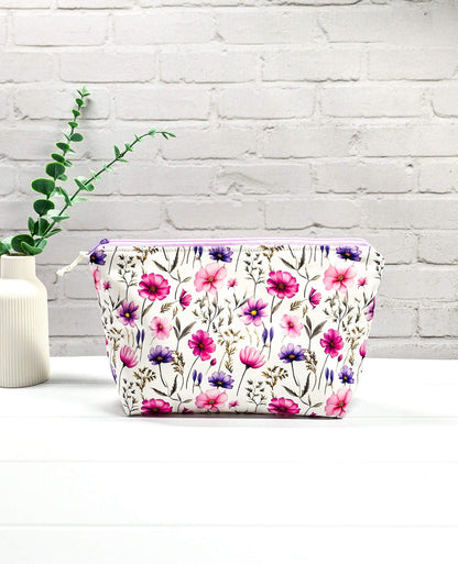 Projekttasche Isvind S Wildflower Pink mit Reißverschluss Blumenmuster - handgenäht in Bayern von Nadelmikado