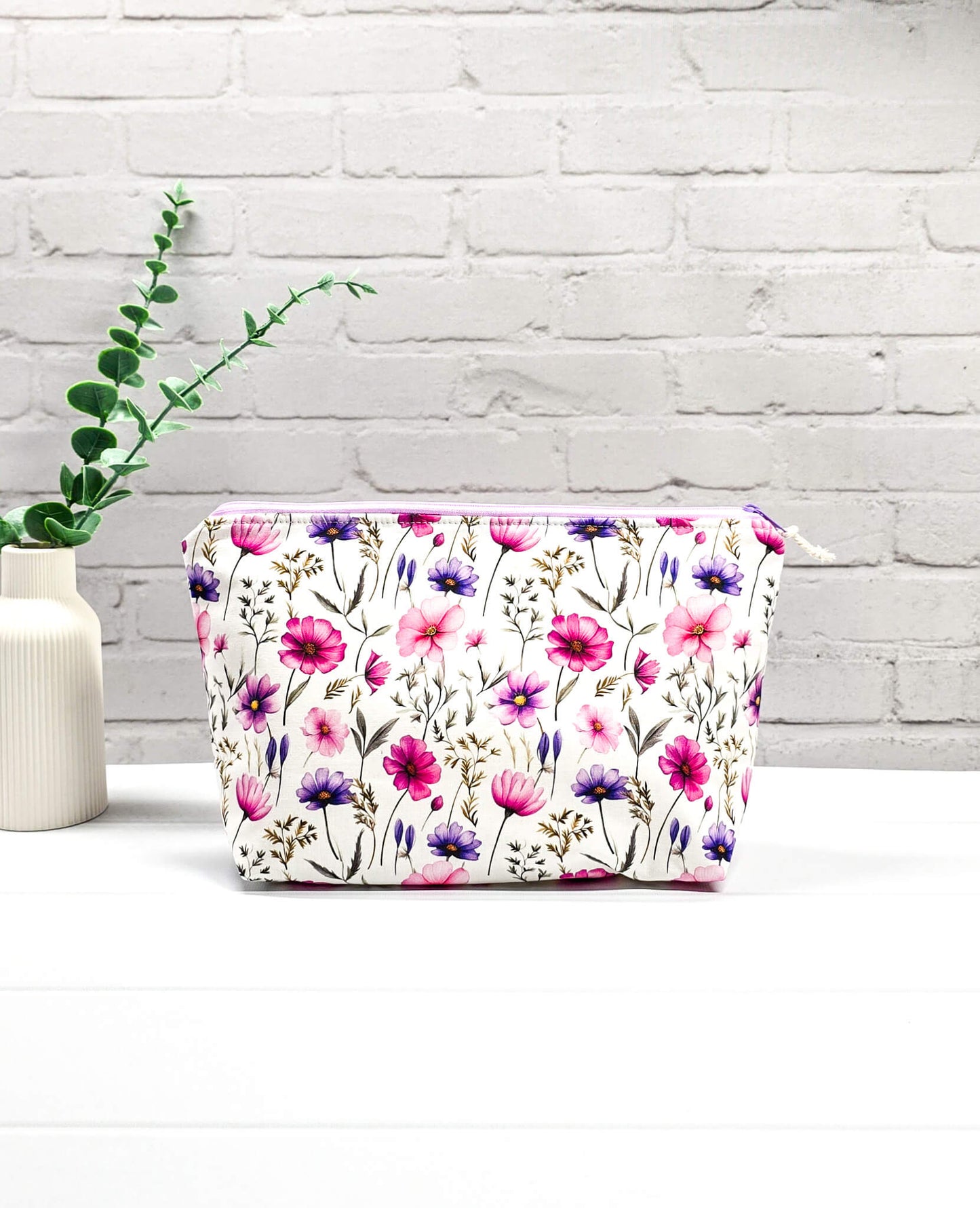 Projekttasche Isvind S Wildflower Pink mit Reißverschluss Blumenmuster - handgenäht in Bayern von Nadelmikado