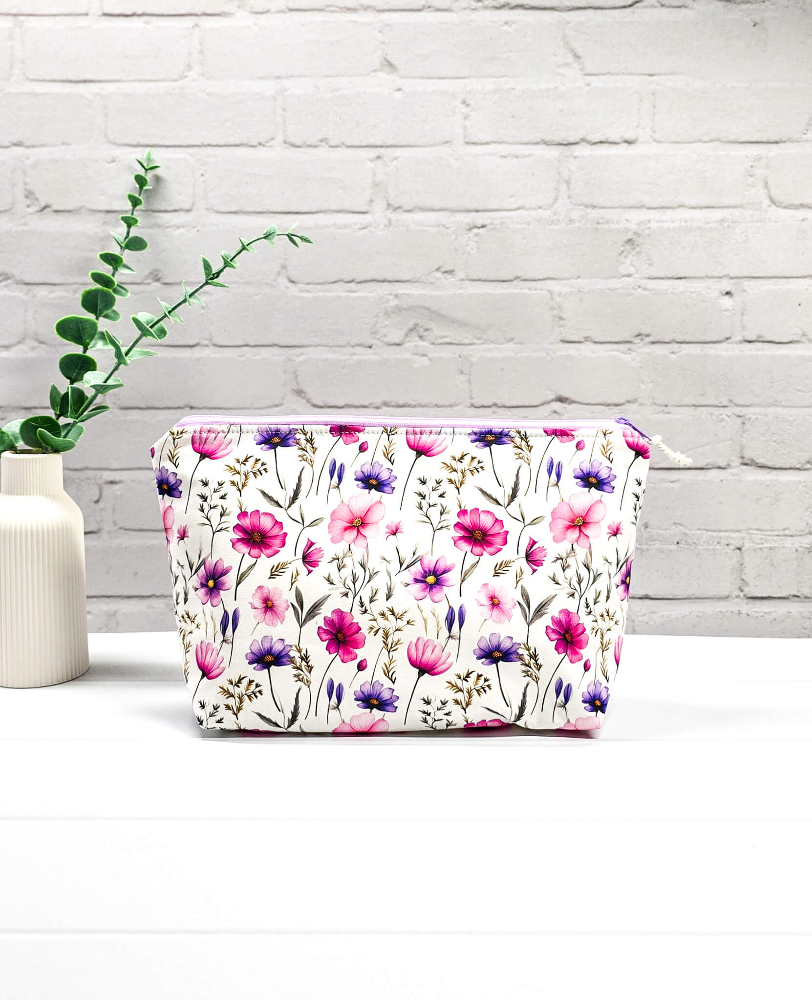 Projekttasche Isvind S Wildflower Pink mit Reißverschluss Blumenmuster - handgenäht in Bayern von Nadelmikado