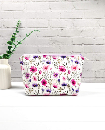 Projekttasche Isvind S Wildflower Pink mit Reißverschluss Blumenmuster - handgenäht in Bayern von Nadelmikado