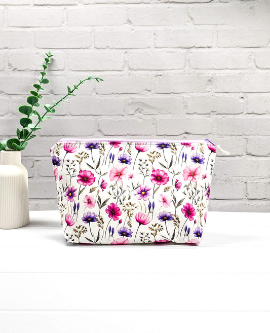 Projekttasche Isvind S Wildflower Pink mit Reißverschluss Blumenmuster - handgenäht in Bayern von Nadelmikado