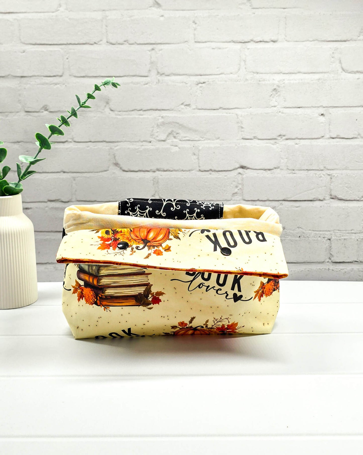 Handgefertigte Projekttasche Knit’n Keep Größe S mit "Book Lover" Schriftzug, Bücherstapeln und Kürbissen auf hellem Stoff, integrierte Nadelgarage für Sockenprojekte - handgenäht in Bayern von Nadelmikado