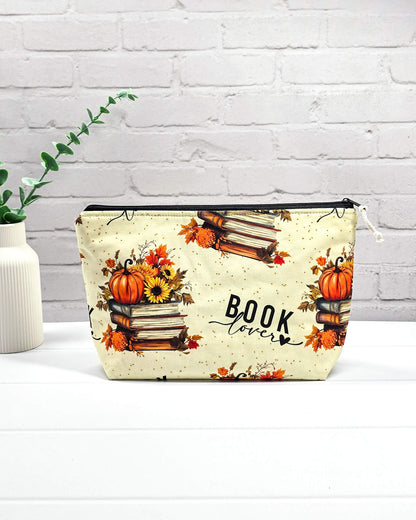 Handgefertigte Projekttasche Knit’n Keep Größe S mit "Book Lover" Schriftzug, Bücherstapeln und Kürbissen auf hellem Stoff, integrierte Nadelgarage für Sockenprojekte - handgenäht in Bayern von Nadelmikado