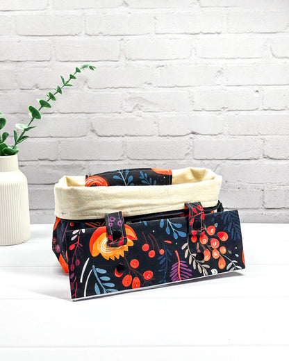 Handgefertigte Projekttasche Knit’n Keep Größe S mit botanischem Muster aus Farnen und Beeren auf schwarzem Stoff, Stricktasche mit integrierter Nadelgarage - handgenäht in Bayern von Nadelmikado