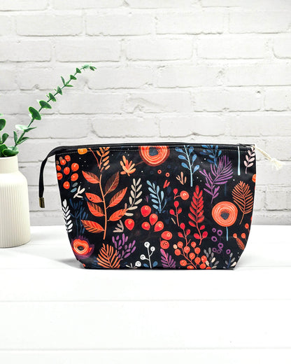 Handgefertigte Projekttasche Knit’n Keep Größe S mit botanischem Muster aus Farnen und Beeren auf schwarzem Stoff, Stricktasche mit integrierter Nadelgarage - handgenäht in Bayern von Nadelmikado