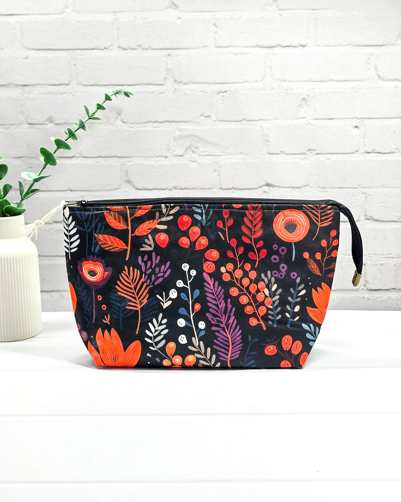 Handgefertigte Projekttasche Knit’n Keep Größe S mit botanischem Muster aus Farnen und Beeren auf schwarzem Stoff, Stricktasche mit integrierter Nadelgarage - handgenäht in Bayern von Nadelmikado