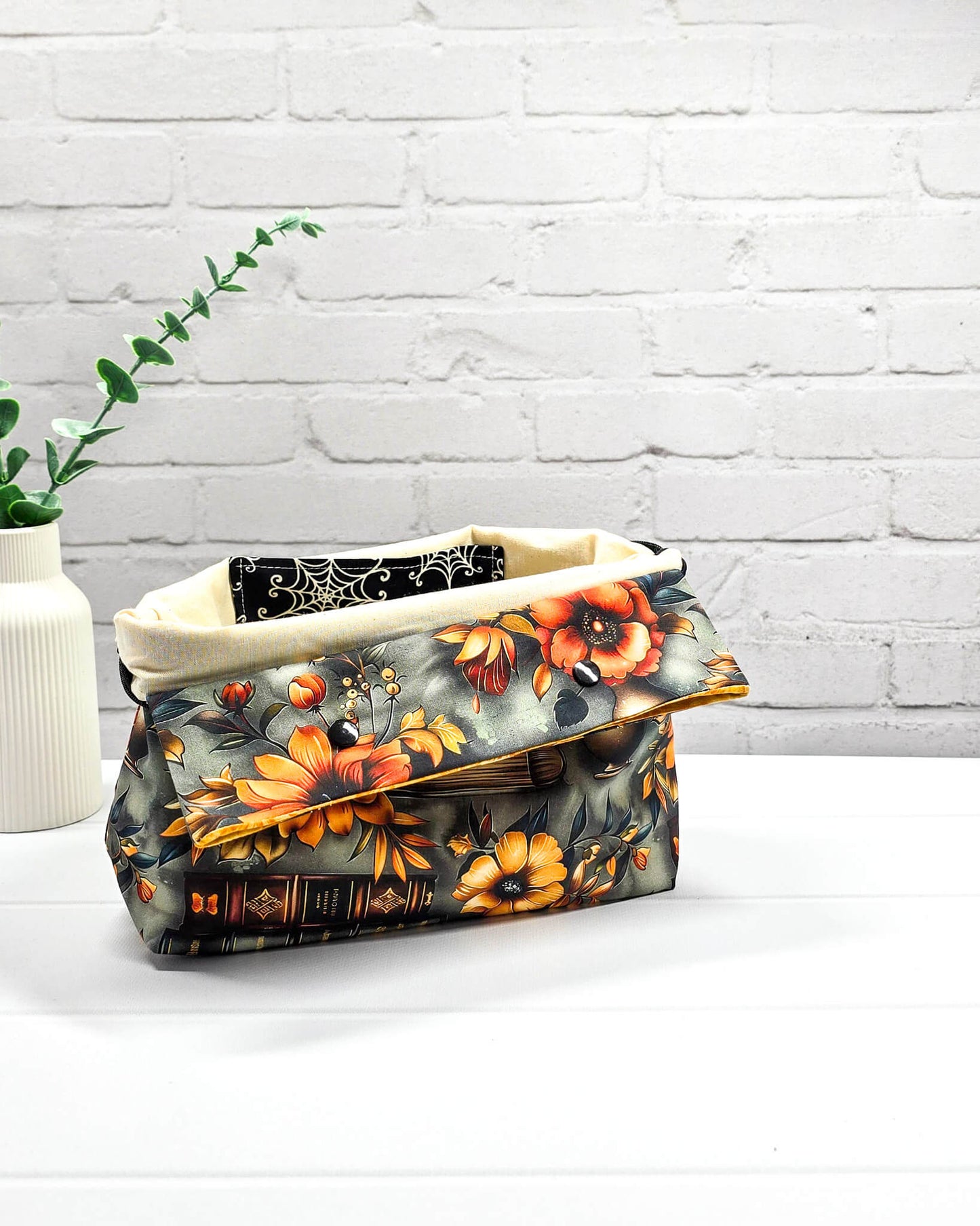 Handgefertigte Projekttasche Knit’n Keep Größe S mit Motiv von alten Büchern und herbstlichen Blumen, Stricktasche mit integrierter Nadelgarage  - handgenäht in Bayern von Nadelmikado