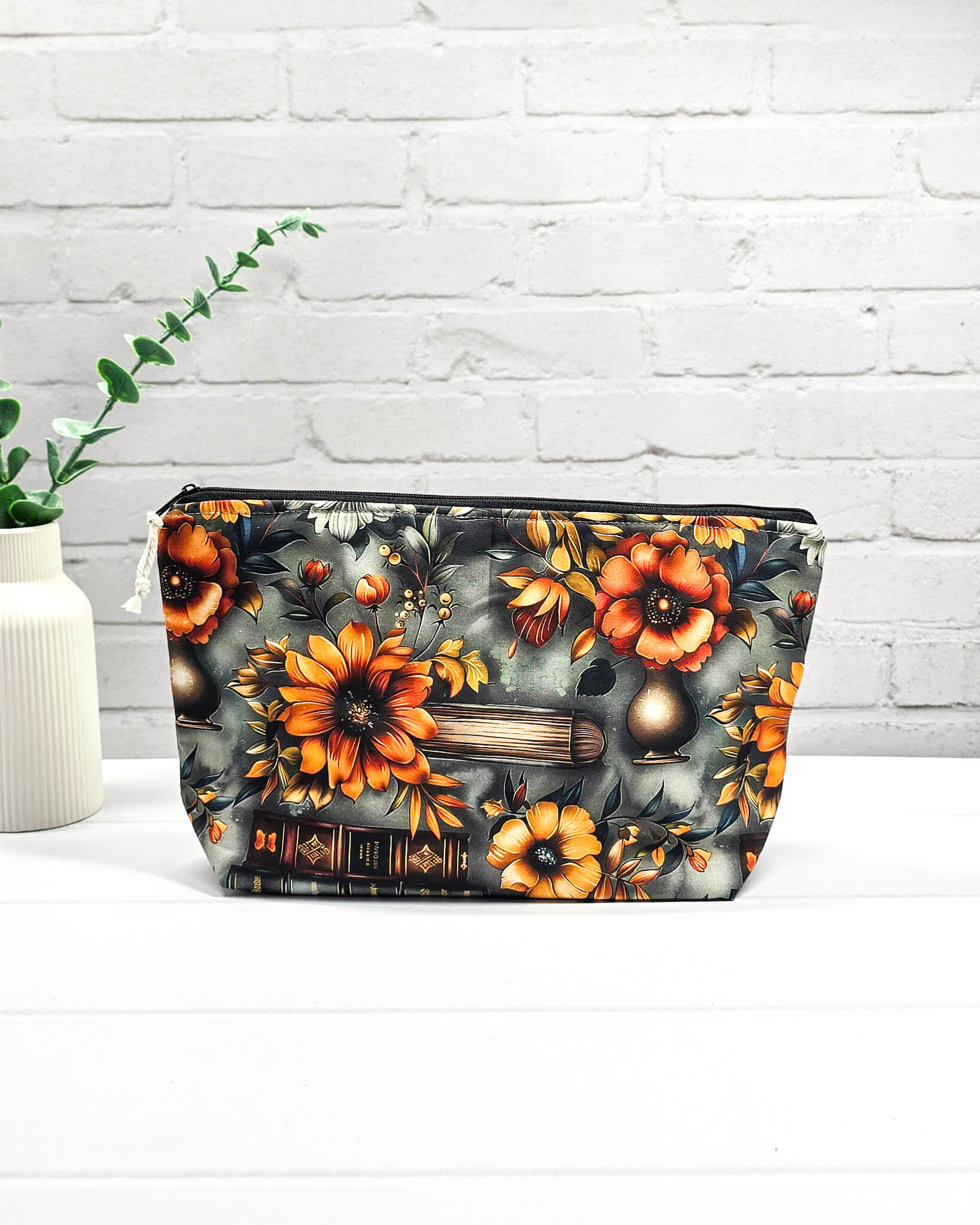 Handgefertigte Projekttasche Knit’n Keep Größe S mit Motiv von alten Büchern und herbstlichen Blumen, Stricktasche mit integrierter Nadelgarage  - handgenäht in Bayern von Nadelmikado