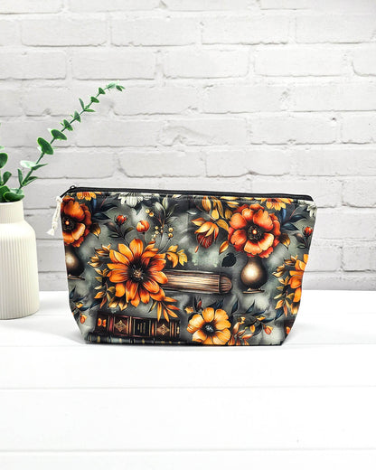 Handgefertigte Projekttasche Knit’n Keep Größe S mit Motiv von alten Büchern und herbstlichen Blumen, Stricktasche mit integrierter Nadelgarage  - handgenäht in Bayern von Nadelmikado