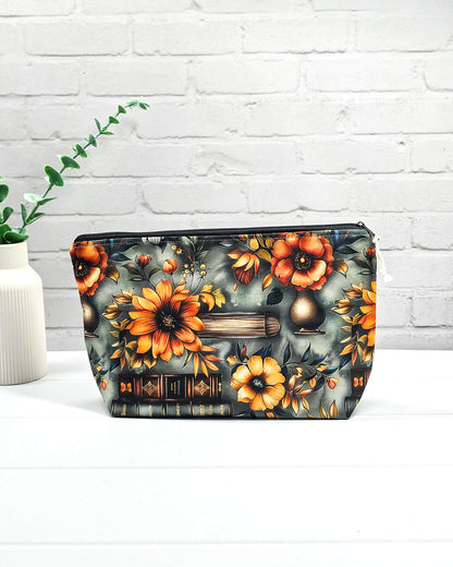 Handgefertigte Projekttasche Knit’n Keep Größe S mit Motiv von alten Büchern und herbstlichen Blumen, Stricktasche mit integrierter Nadelgarage  - handgenäht in Bayern von Nadelmikado