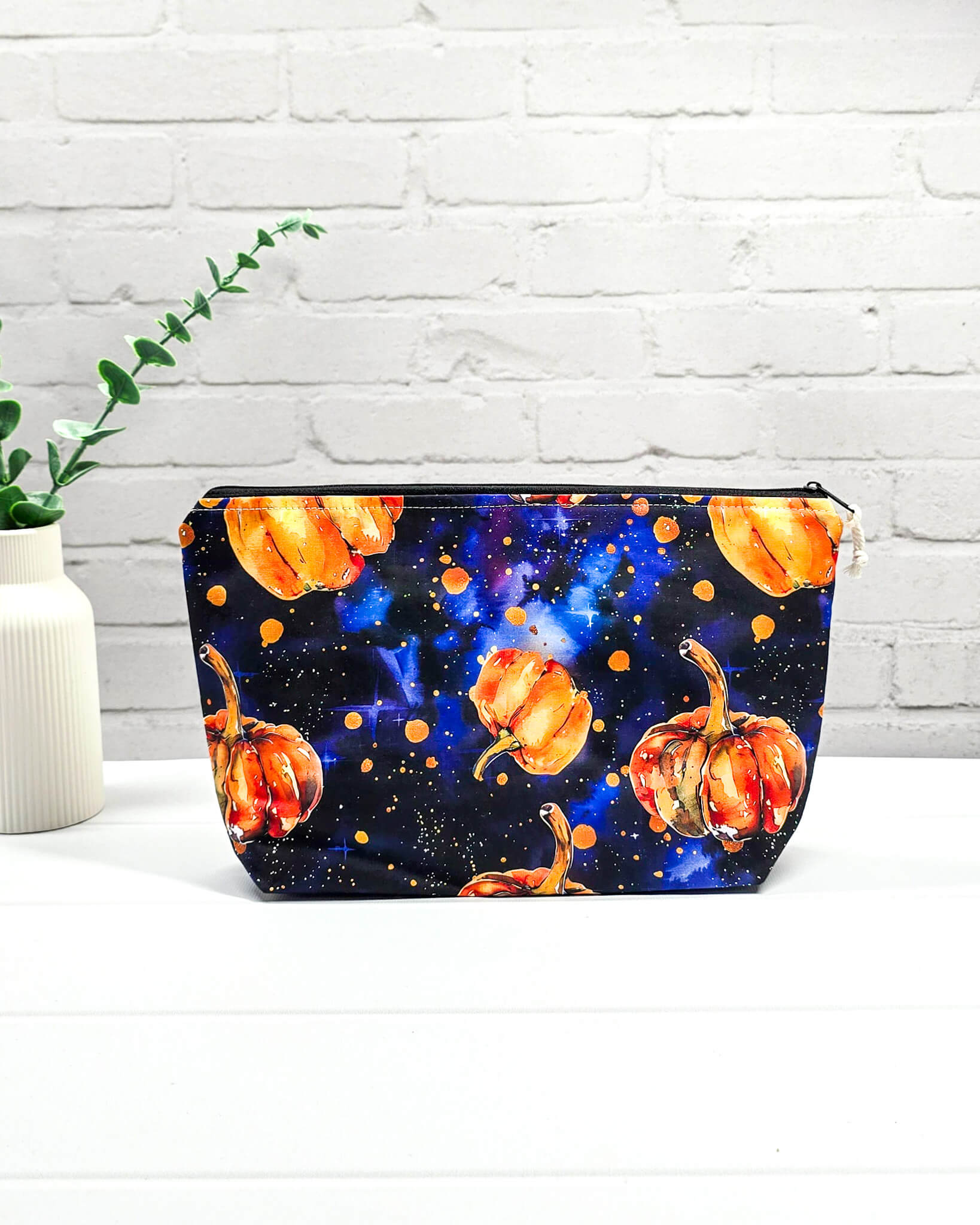 Handgefertigte Projekttasche Knit’n Keep Größe S mit Kürbissen vor einem blauen Galaxie-Hintergrund, Stricktasche mit integrierter Nadelgarage für Sockenstricker - handgenäht in Bayern von Nadelmikado