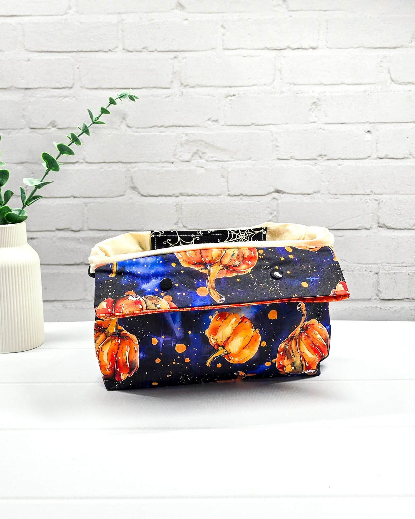 Handgefertigte Projekttasche Knit’n Keep Größe S mit Kürbissen vor einem blauen Galaxie-Hintergrund, Stricktasche mit integrierter Nadelgarage für Sockenstricker - handgenäht in Bayern von Nadelmikado