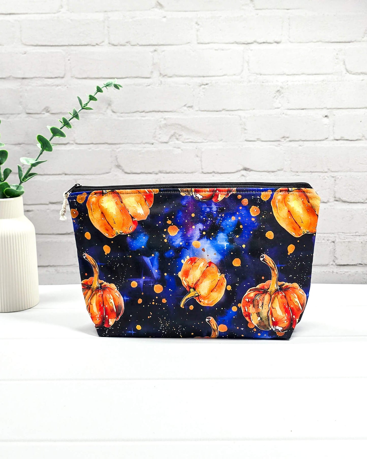 Handgefertigte Projekttasche Knit’n Keep Größe S mit Kürbissen vor einem blauen Galaxie-Hintergrund, Stricktasche mit integrierter Nadelgarage für Sockenstricker - handgenäht in Bayern von Nadelmikado