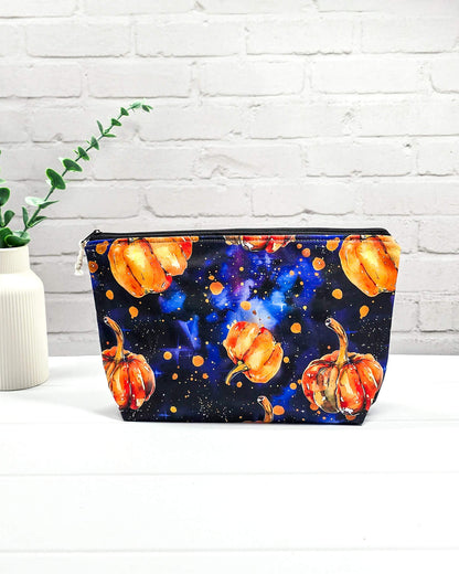 Handgefertigte Projekttasche Knit’n Keep Größe S mit Kürbissen vor einem blauen Galaxie-Hintergrund, Stricktasche mit integrierter Nadelgarage für Sockenstricker - handgenäht in Bayern von Nadelmikado