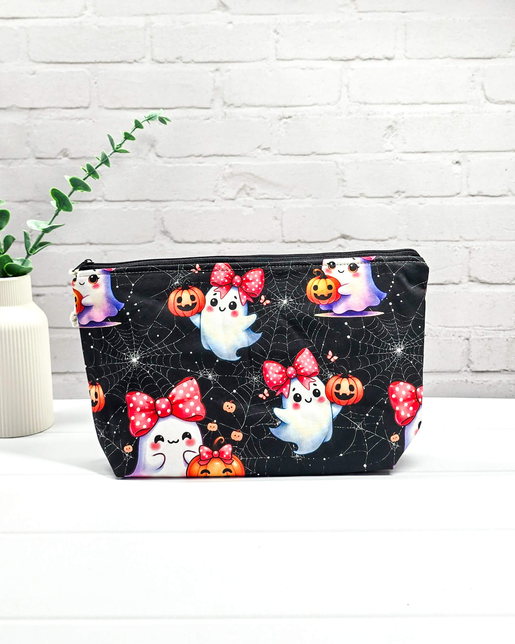 Handgefertigte Projekttasche Knit’n Keep Größe S mit niedlichen Gespenstern, roten Schleifen und Spinnennetzen auf schwarzem Stoff, integrierte Nadelgarage für Strickzeug - handgenäht in Bayern von Nadelmikado