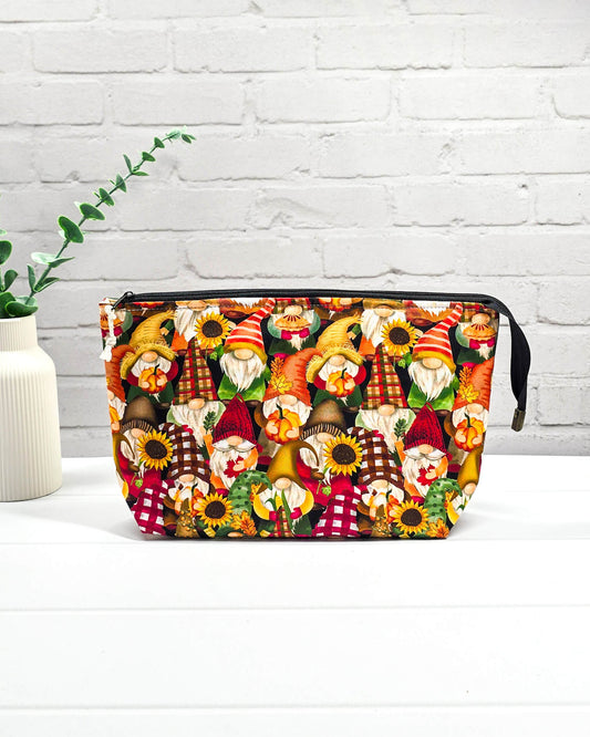 Handgefertigte Projekttasche Knit’n Keep Größe S mit herbstlichem Wichtel-Motiv, Sonnenblumen und Kürbissen,  Projektbeutel mit Nadelgarage - handgenäht in Bayern von Nadelmikado