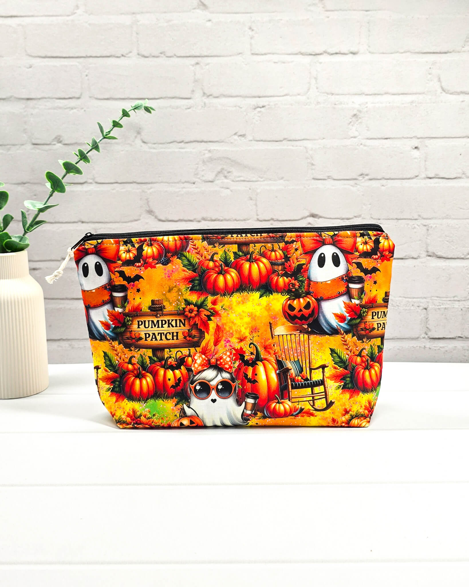 Handgefertigte Projekttasche Knit’n Keep Größe S mit Kürbisfeld-Motiv, kleinen Geistern und "Pumpkin Patch" Schildern, integrierte Nadelgarage - handgenäht in Bayern von Nadelmikado