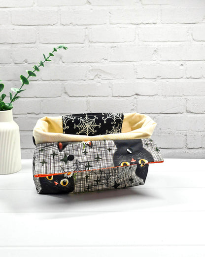 Handgefertigte Projekttasche Knit’n Keep Größe S mit Motiv einer schwarzen Katze, Kürbissen und Spinnennetzen, integrierte Nadelgarage für Sockenprojekte - handgenäht in Bayern von Nadelmikado