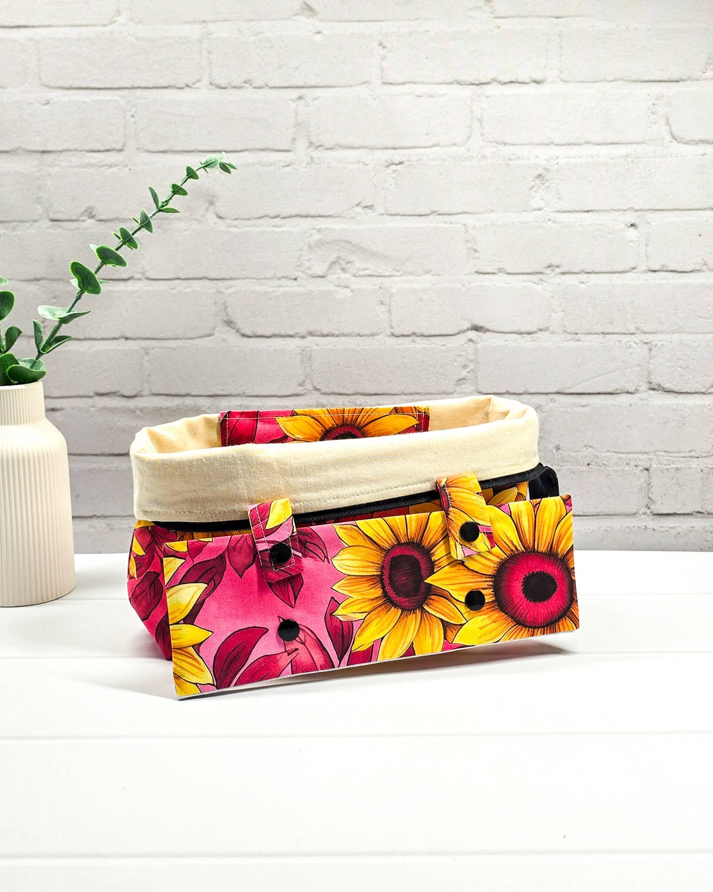 Handgefertigte Projekttasche Knit’n Keep Größe S mit großen Sonnenblumen auf pinkfarbenem Stoff, Stricktasche mit integrierter Nadelgarage - handgenäht in Bayern von Nadelmikado