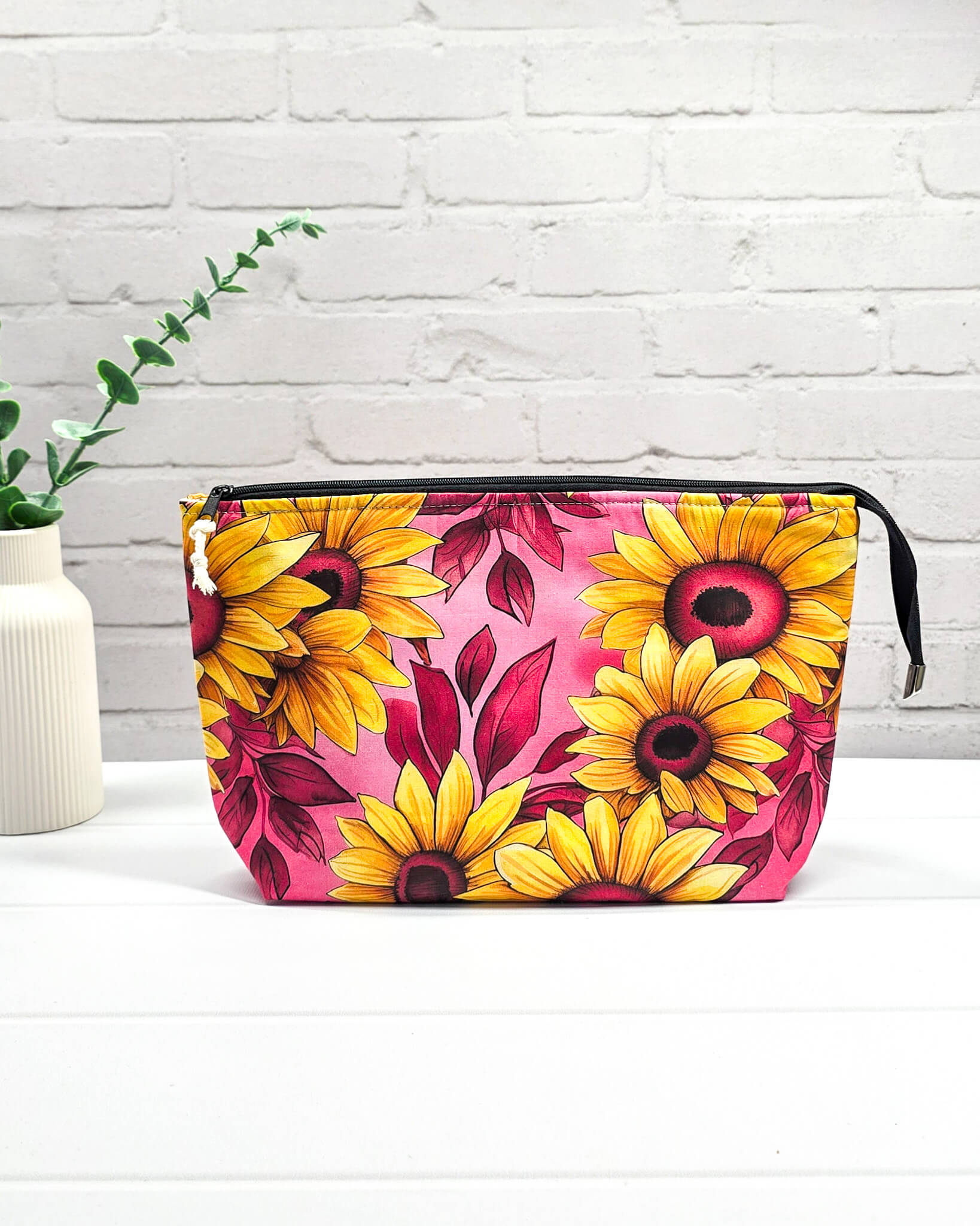Handgefertigte Projekttasche Knit’n Keep Größe S mit großen Sonnenblumen auf pinkfarbenem Stoff, Stricktasche mit integrierter Nadelgarage - handgenäht in Bayern von Nadelmikado