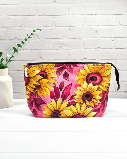Handgefertigte Projekttasche Knit’n Keep Größe S mit großen Sonnenblumen auf pinkfarbenem Stoff, Stricktasche mit integrierter Nadelgarage - handgenäht in Bayern von Nadelmikado