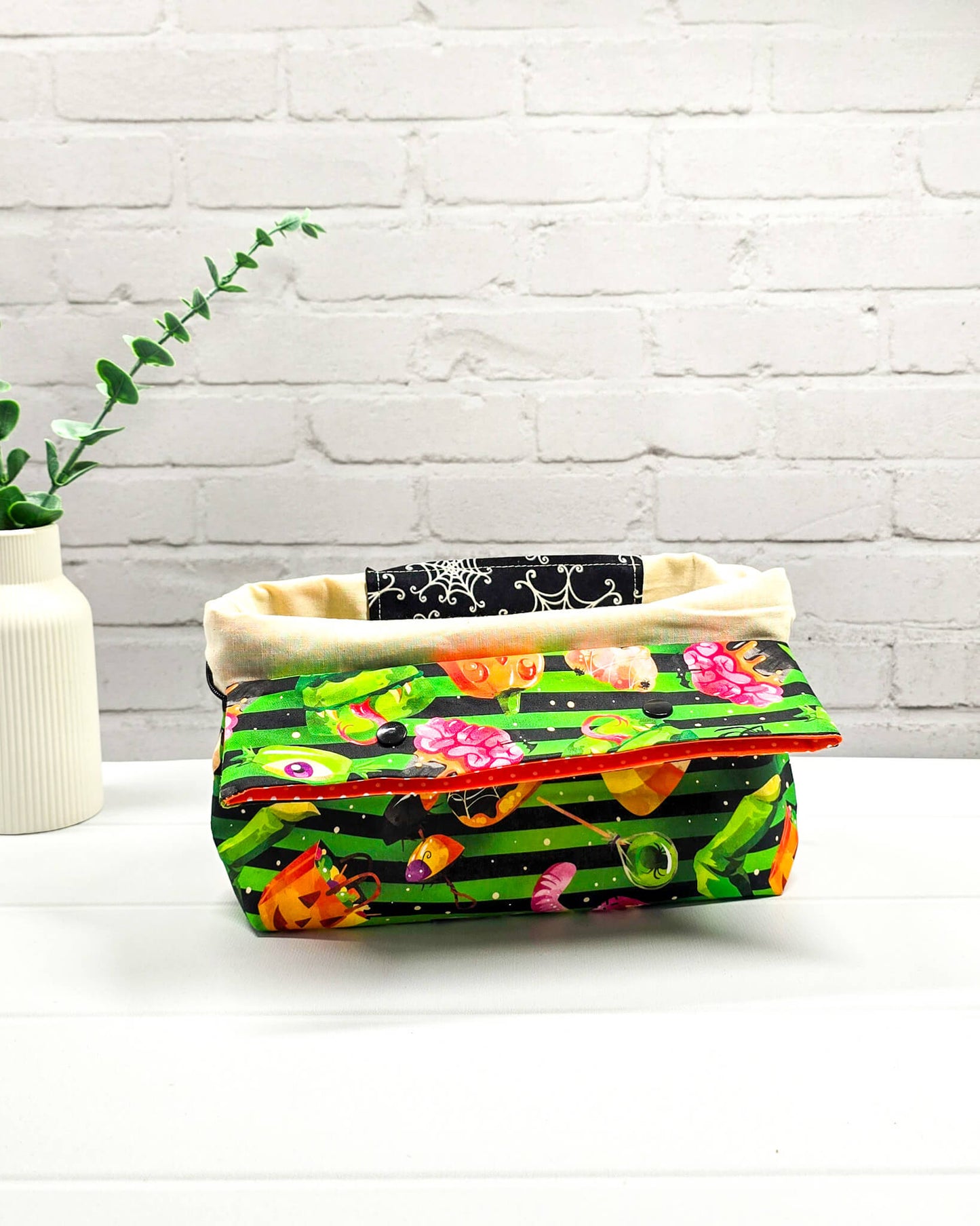 Handgefertigte Projekttasche Knit’n Keep Größe S mit Motiven von Grusel-Essen und bunten Süßigkeiten auf grün-schwarz gestreiftem Stoff, integrierte  Nadelgarage - handgenäht in Bayern von Nadelmikado