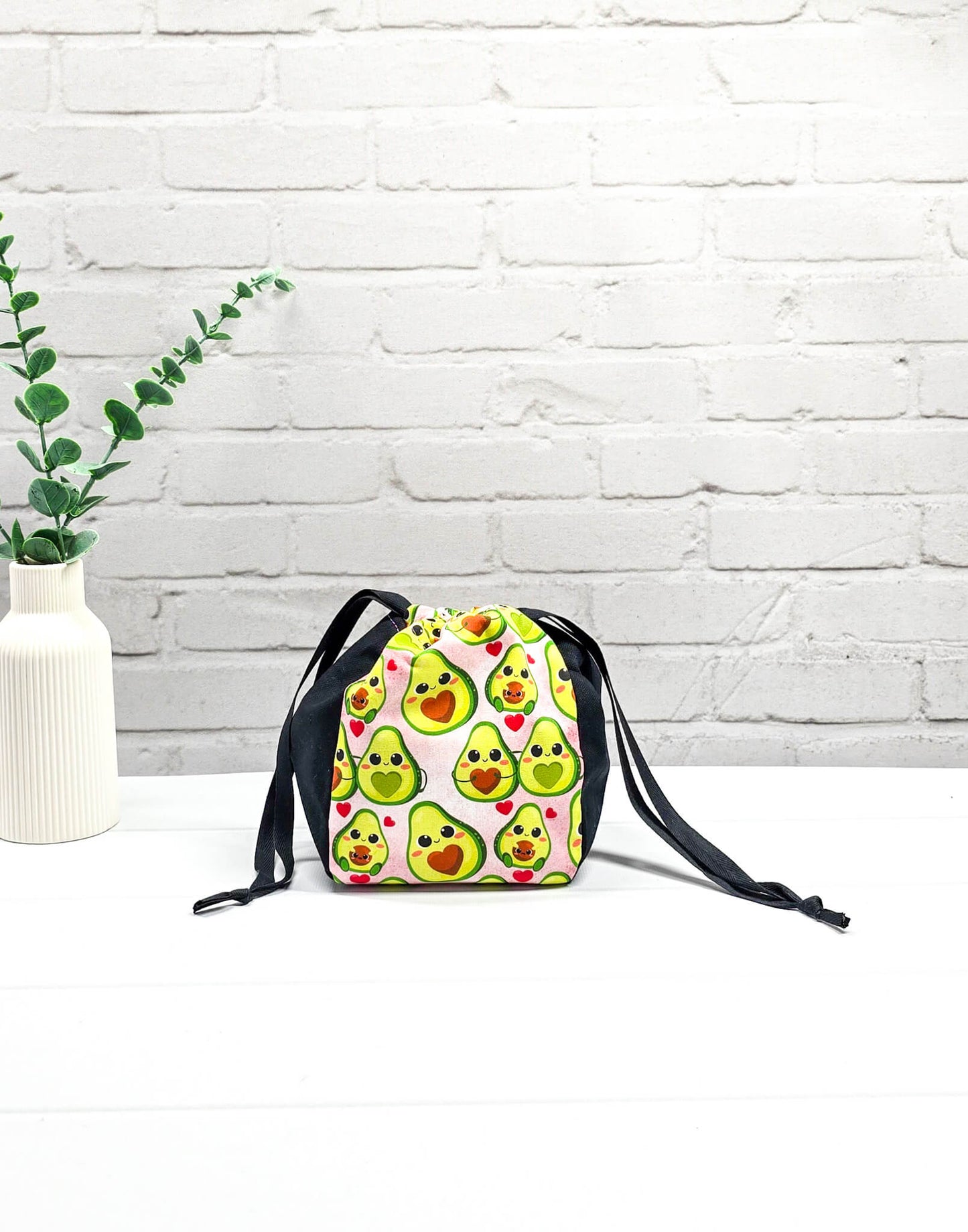 Projekttasche Lina Avocado Love mit Avocado Muster und Canvas - handgenäht in Bayern von Nadelmikado
