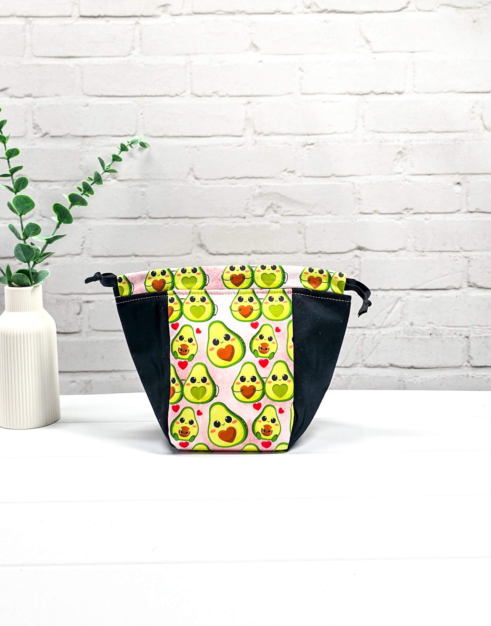 Projekttasche Lina Avocado Love mit Avocado Muster und Canvas - handgenäht in Bayern von Nadelmikado