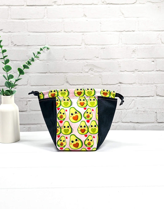 Projekttasche Lina Avocado Love mit Avocado Muster und Canvas - handgenäht in Bayern von Nadelmikado