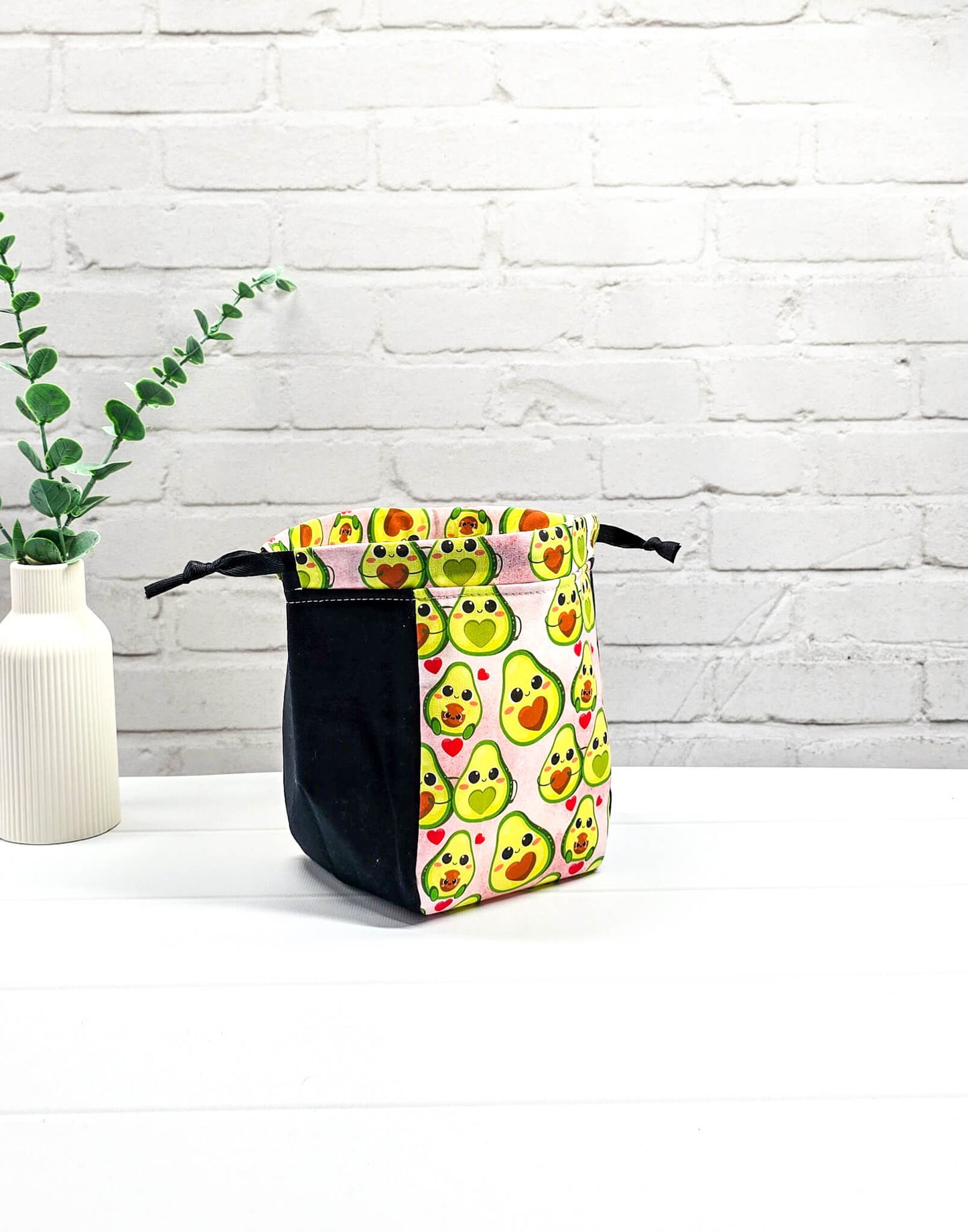 Projekttasche Lina Avocado Love mit Avocado Muster und Canvas - handgenäht in Bayern von Nadelmikado