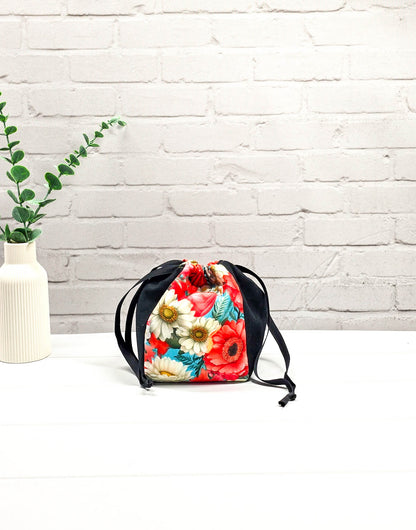 Projekttasche Lina Bloom Noir floral rot mit schwarzem Canvas - handgenäht in Bayern von Nadelmikado