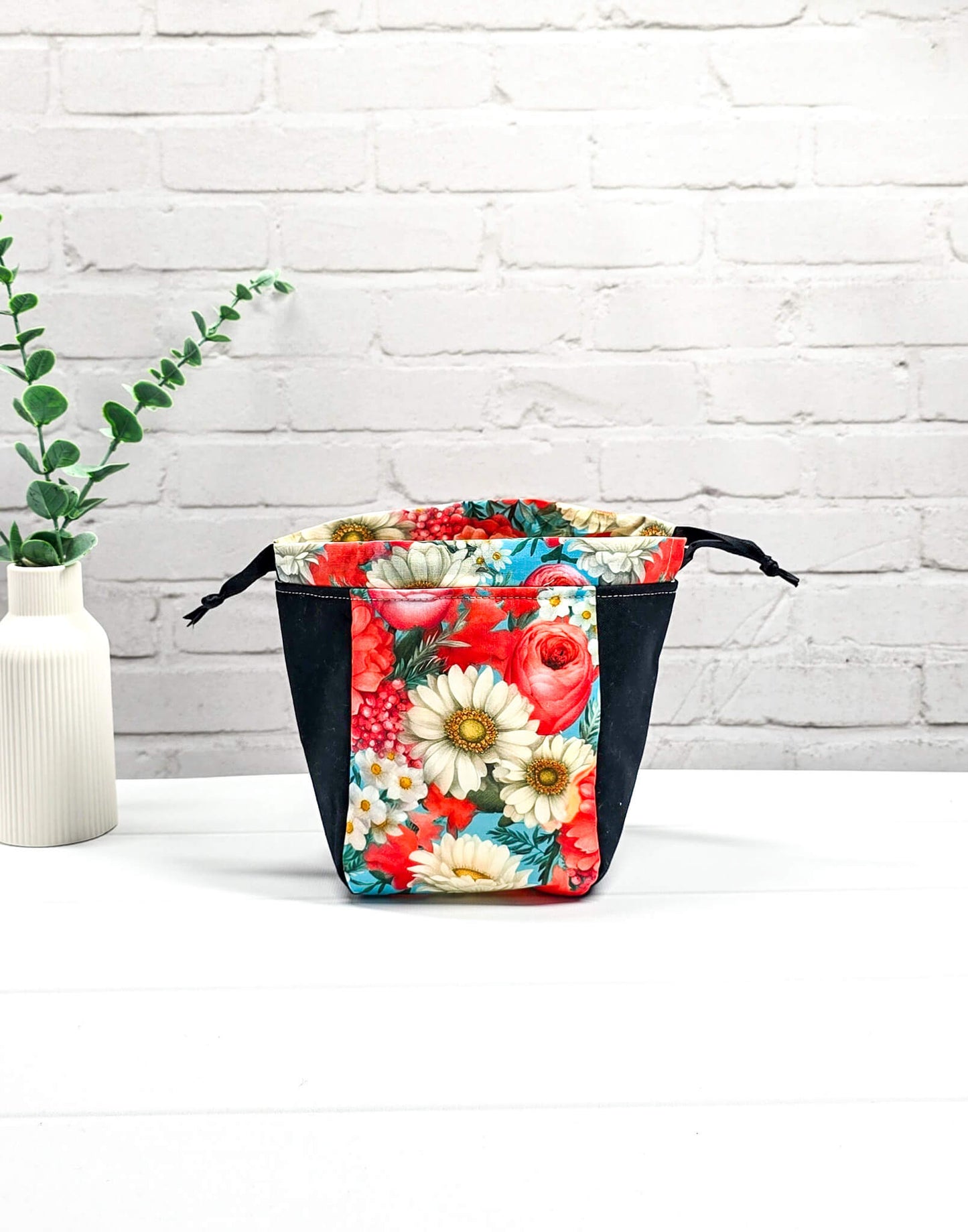 Projekttasche Lina Bloom Noir floral rot mit schwarzem Canvas - handgenäht in Bayern von Nadelmikado