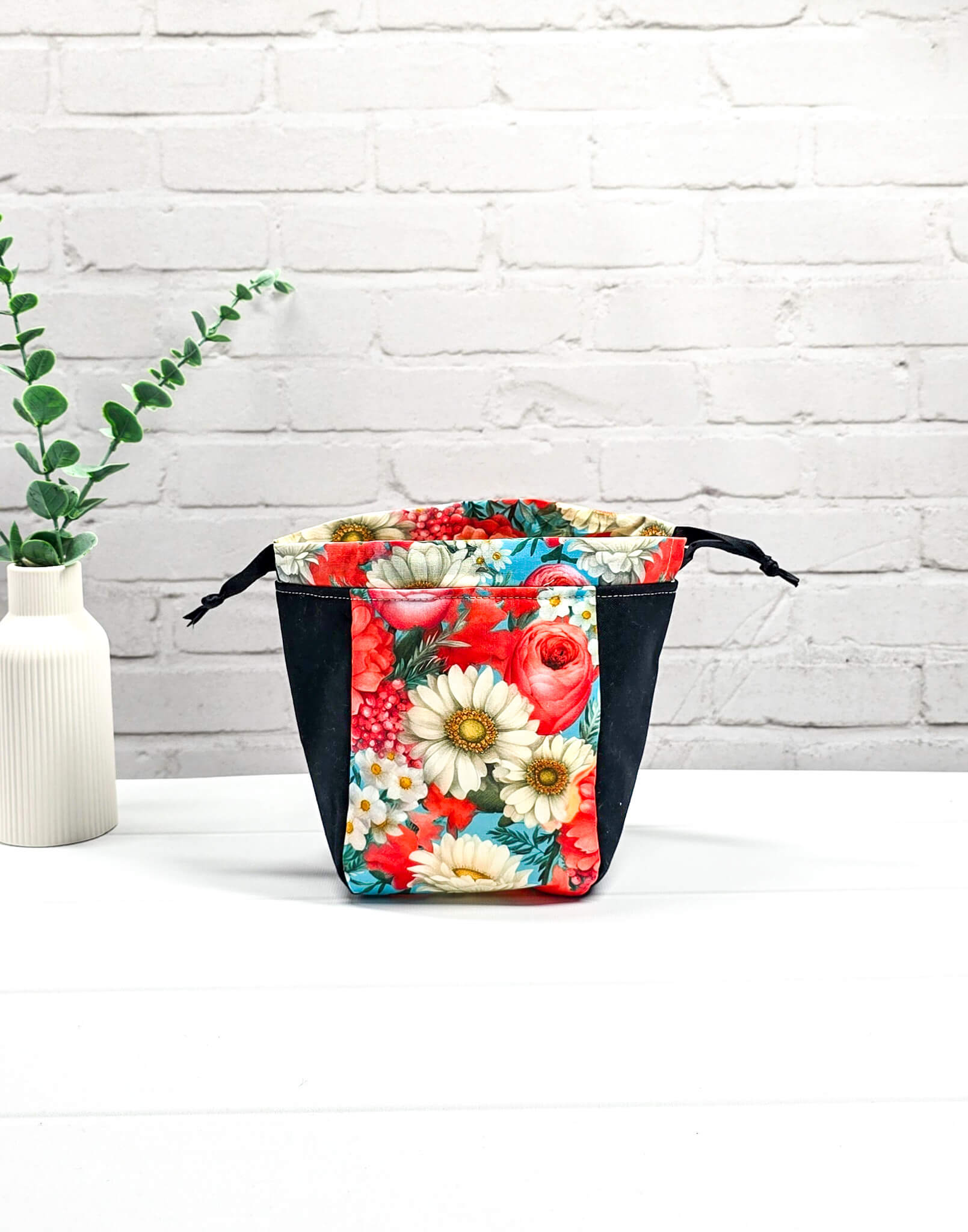 Projekttasche Lina Bloom Noir floral rot mit schwarzem Canvas - handgenäht in Bayern von Nadelmikado