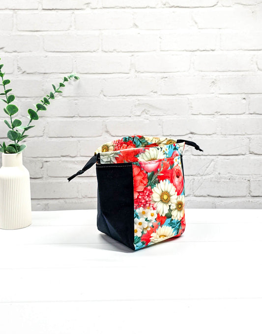 Projekttasche Lina Bloom Noir floral rot mit schwarzem Canvas - handgenäht in Bayern von Nadelmikado