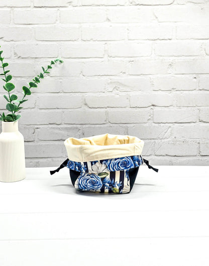 Projekttasche Lina Blue Blossom blau weiß Blumenmuster - handgenäht in Bayern von Nadelmikado