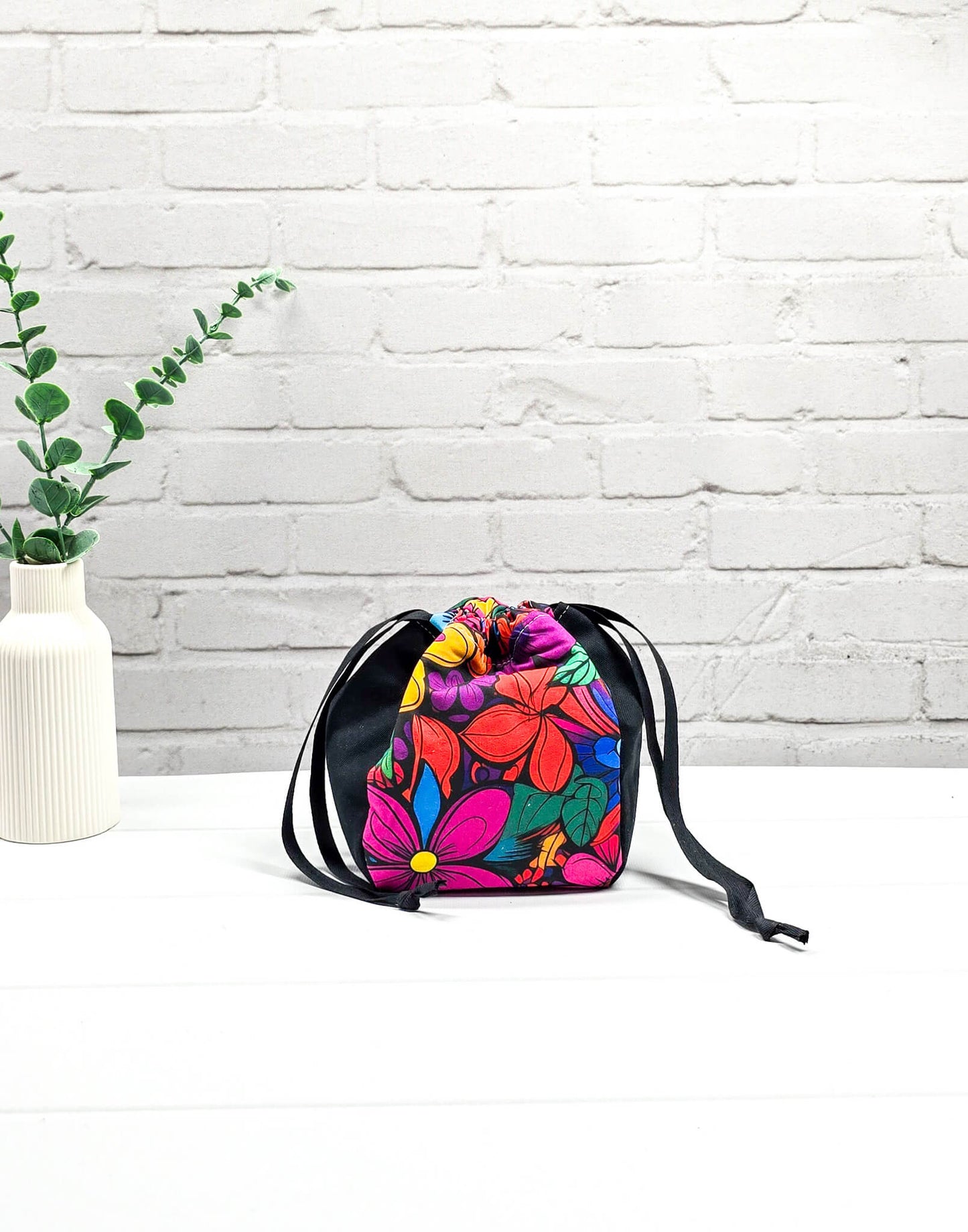 Projekttasche Lina Color Pop buntes Blumenmuster - handgenäht in Bayern von Nadelmikado