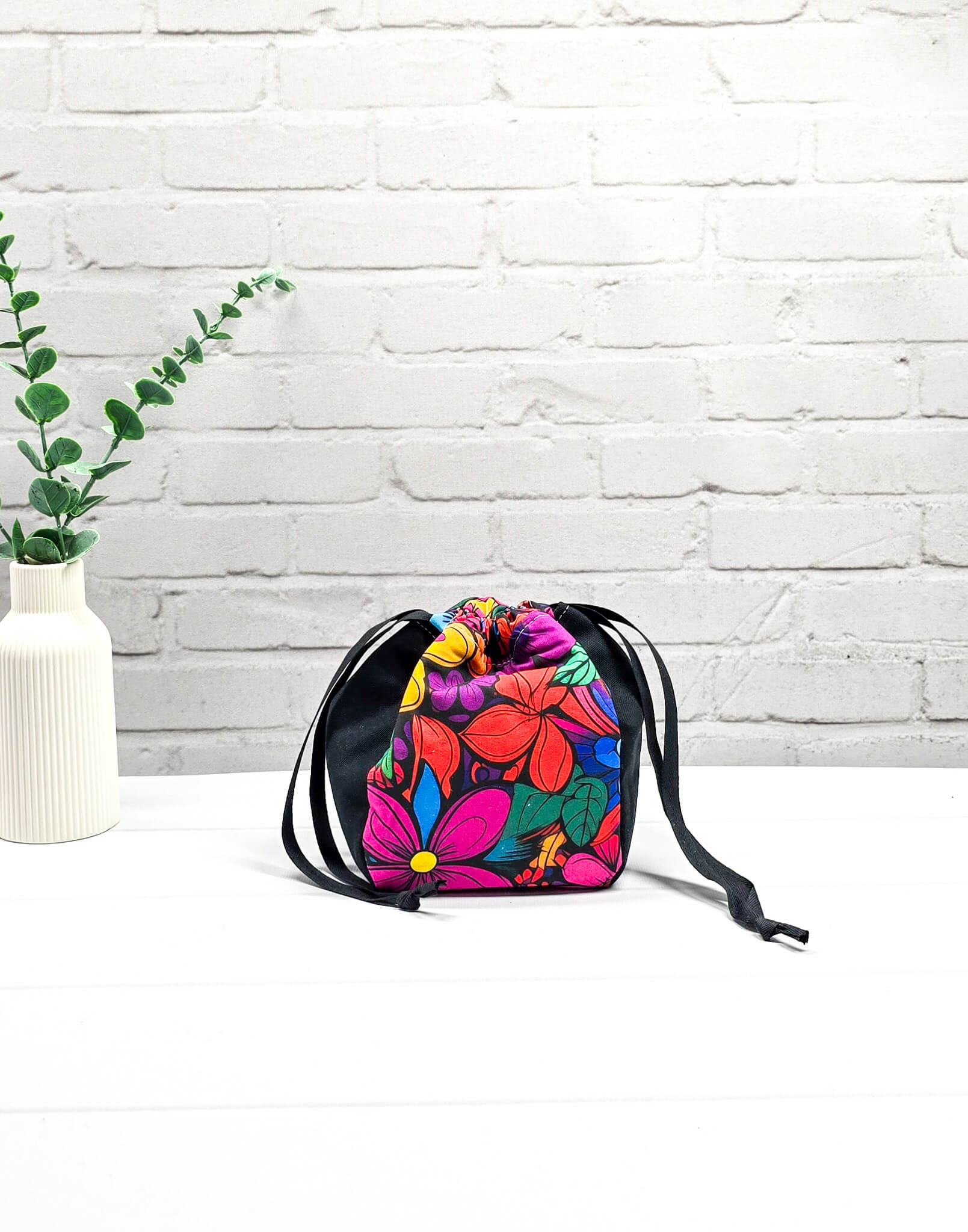 Projekttasche Lina Color Pop buntes Blumenmuster - handgenäht in Bayern von Nadelmikado