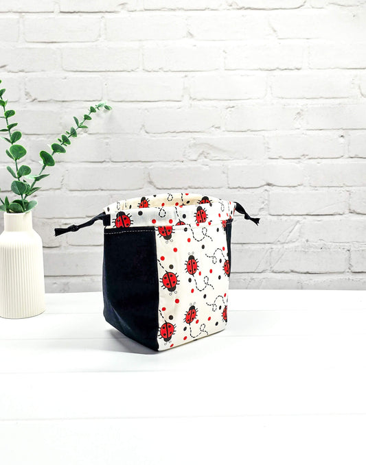 Projekttasche Lina Ladybug Marienkäfer rot schwarz - handgenäht in Bayern von Nadelmikado