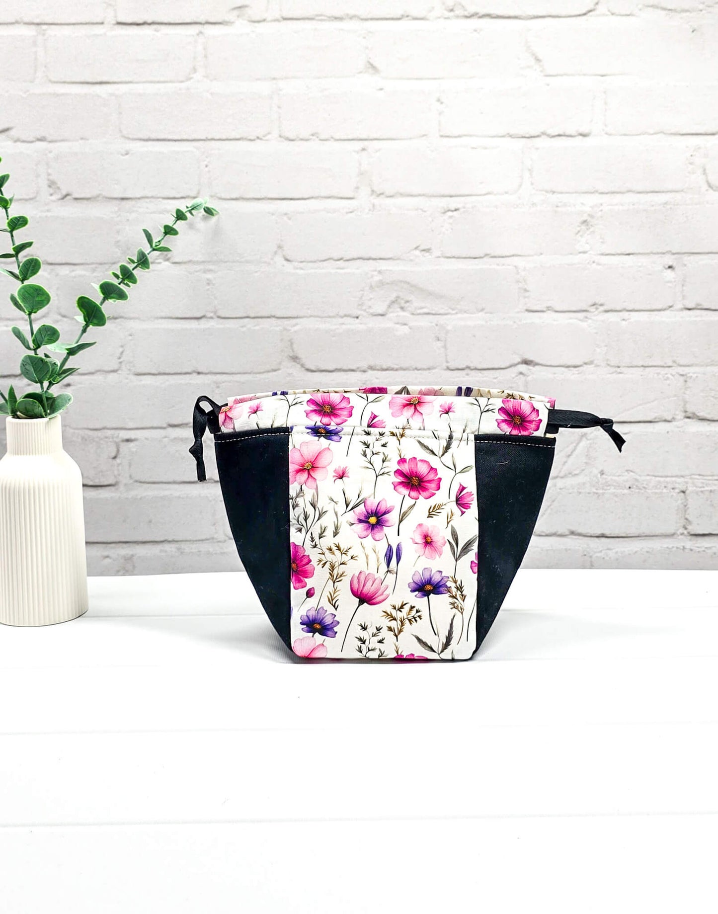 Projekttasche Lina Meadow Bloom Streublumen pink violett - handgenäht in Bayern von Nadelmikado