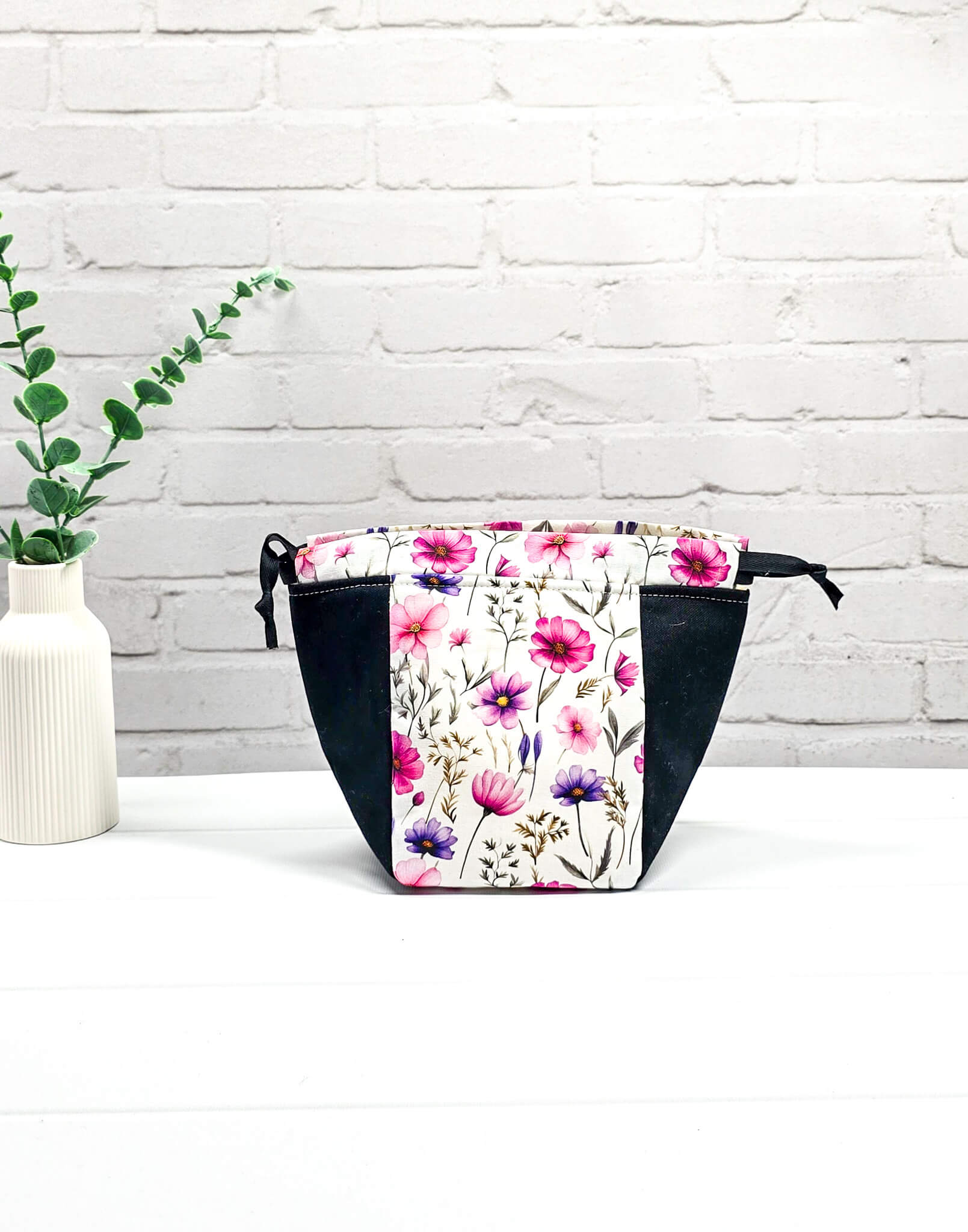 Projekttasche Lina Meadow Bloom Streublumen pink violett - handgenäht in Bayern von Nadelmikado