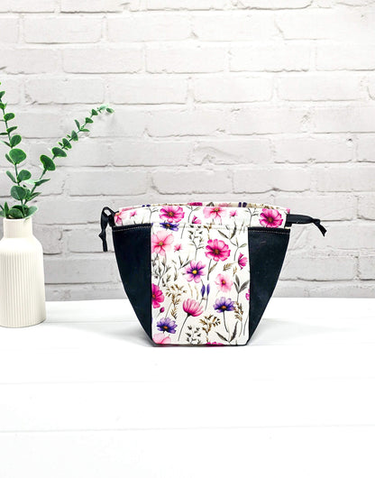 Projekttasche Lina Meadow Bloom Streublumen pink violett - handgenäht in Bayern von Nadelmikado