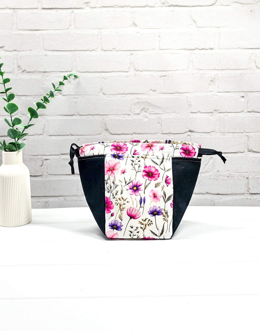 Projekttasche Lina Meadow Bloom Streublumen pink violett - handgenäht in Bayern von Nadelmikado