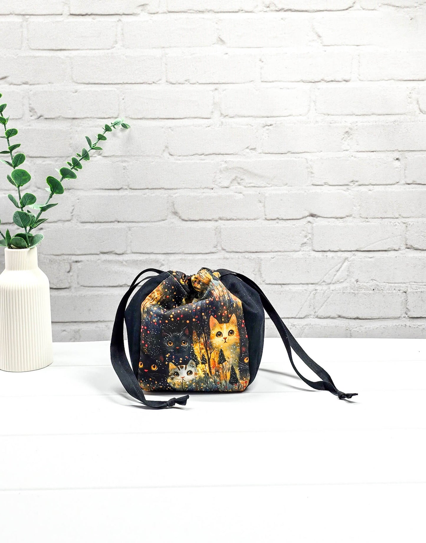 Projekttasche Lina Night Cats mit Katzenmotiv dunkel - handgenäht in Bayern von Nadelmikado 