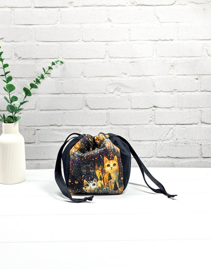 Projekttasche Lina Night Cats mit Katzenmotiv dunkel - handgenäht in Bayern von Nadelmikado 