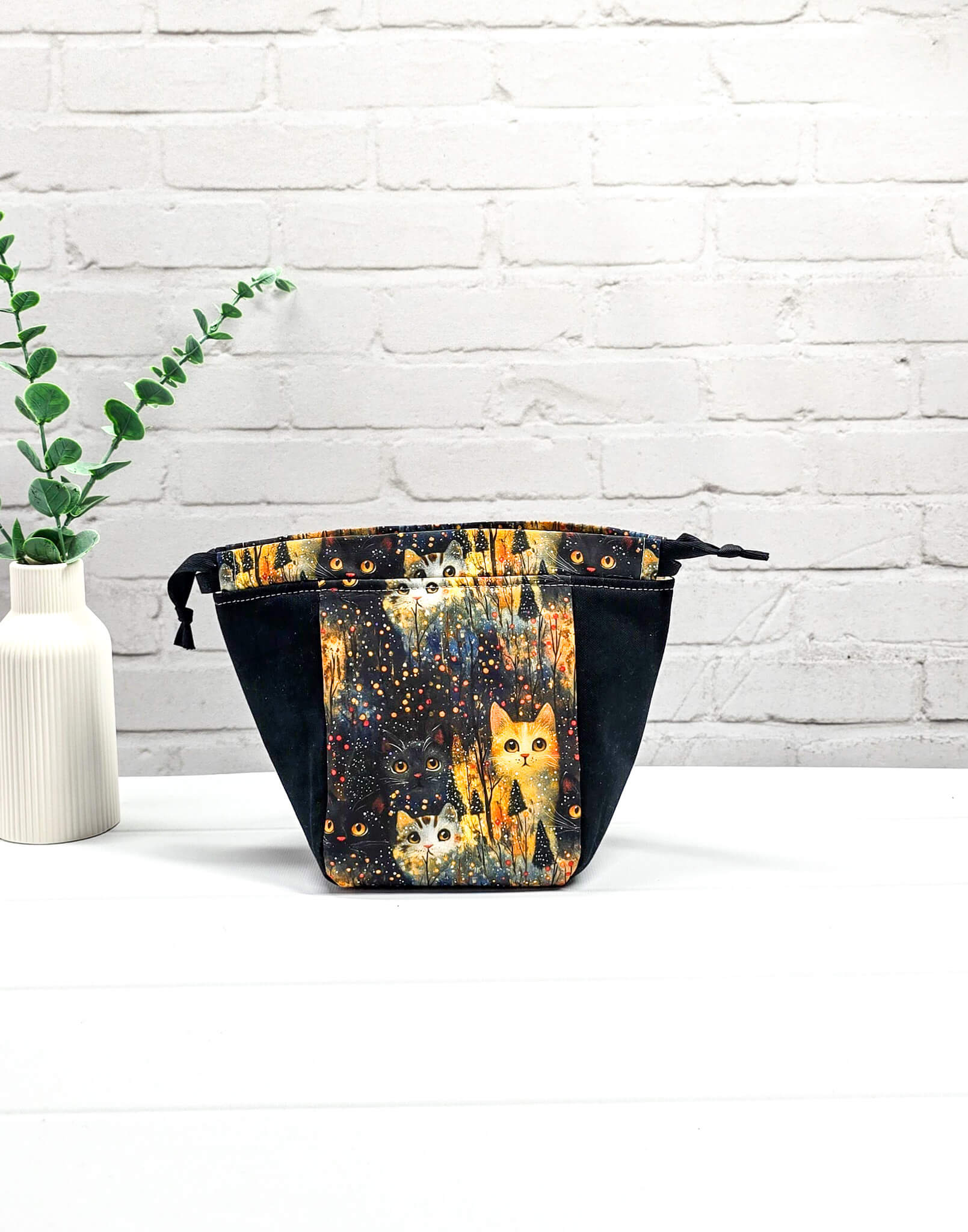 Projekttasche Lina Night Cats mit Katzenmotiv dunkel - handgenäht in Bayern von Nadelmikado 