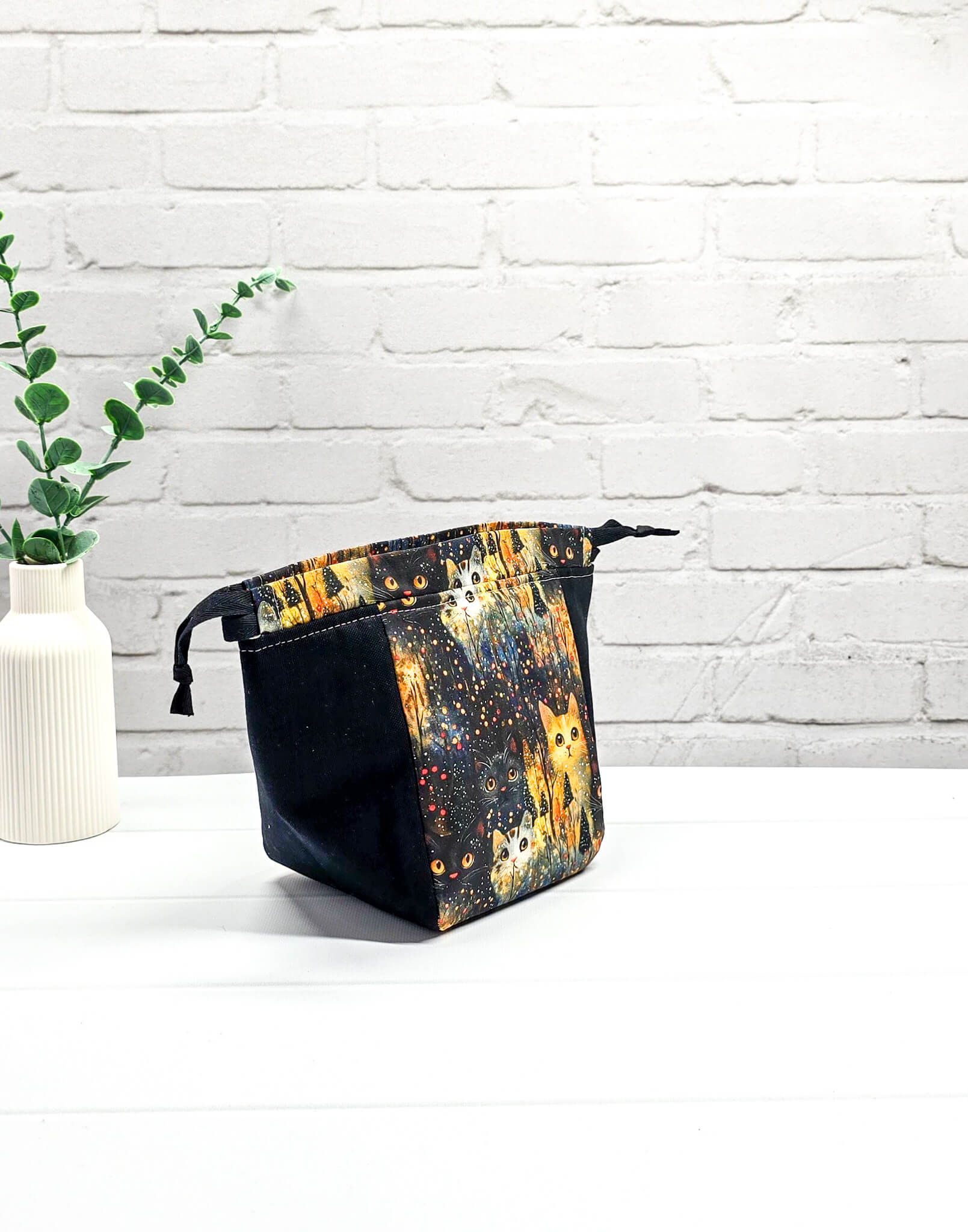 Projekttasche Lina Night Cats mit Katzenmotiv dunkel - handgenäht in Bayern von Nadelmikado 