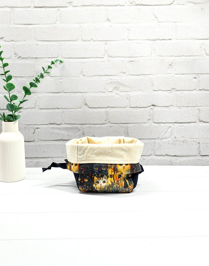 Projekttasche Lina Night Cats mit Katzenmotiv dunkel - handgenäht in Bayern von Nadelmikado 