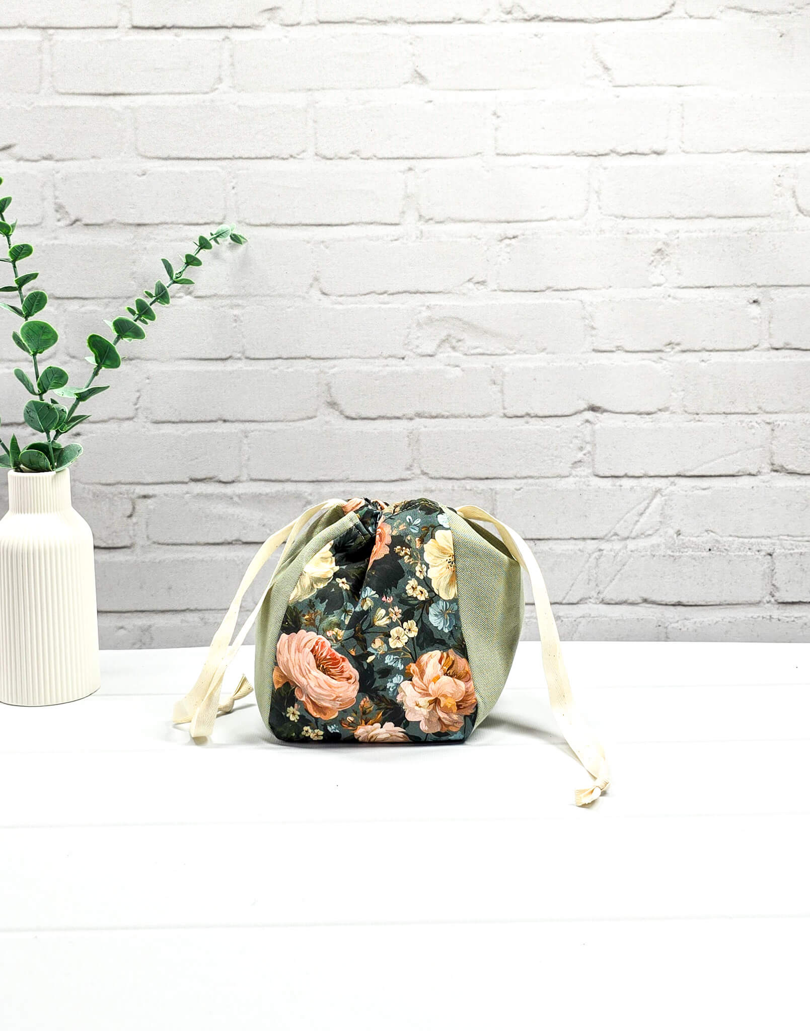 Projekttasche Lina Vintage Garden floral grün beige Canvas - handgenäht in Bayern von Nadelmikado